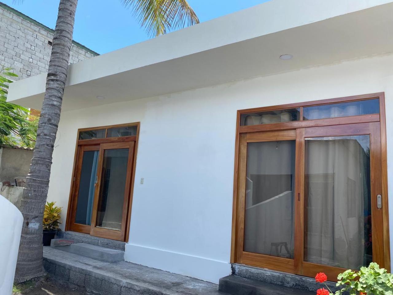 Penguin House Hotel Puerto Villamil Exterior foto
