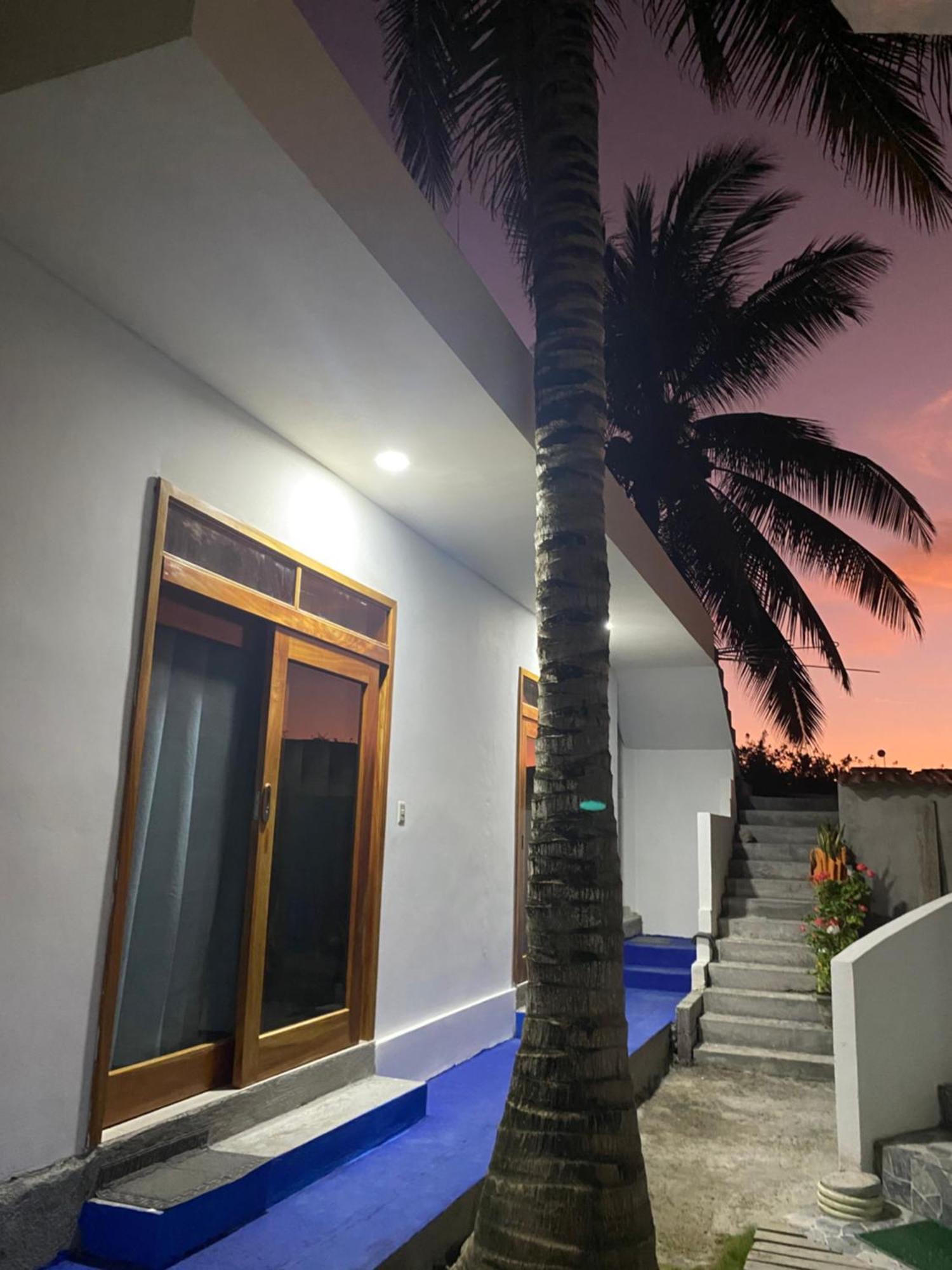 Penguin House Hotel Puerto Villamil Exterior foto